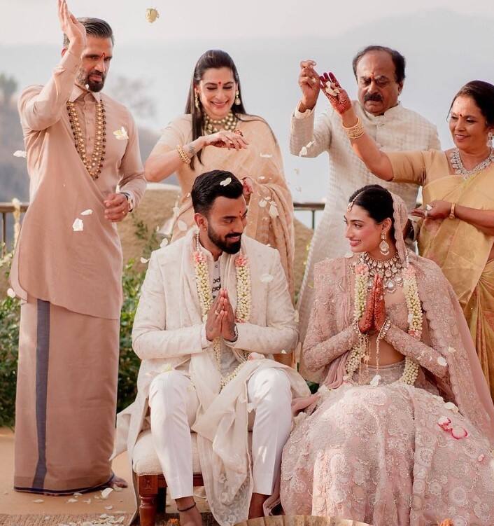 बता दें कि सुनील शेट्टी और माना शेट्टी की शादी को 32 साल से ज्यादा हो चुके हैं और दोनों के दो बच्चे हैं अथिया शेट्टी और अहान शेट्टी. कपल की बेटी अथिया की भी क्रिकेटर के एल राहुल संग शादी हो चुकी है.