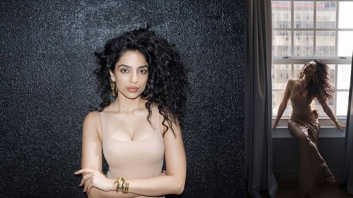 Sobhita Dhulipala Photos :  శోభితా ధూళిపాల మరోసారి హాట్ ఫోటోషూట్​తో సోషల్ మీడియాలో హీట్ పెంచింది. స్కిన్ కలర్ డ్రెస్​లో స్కిన్ షో చేస్తూ ఫోటోలకు హాట్ ఫోజులిచ్చింది.