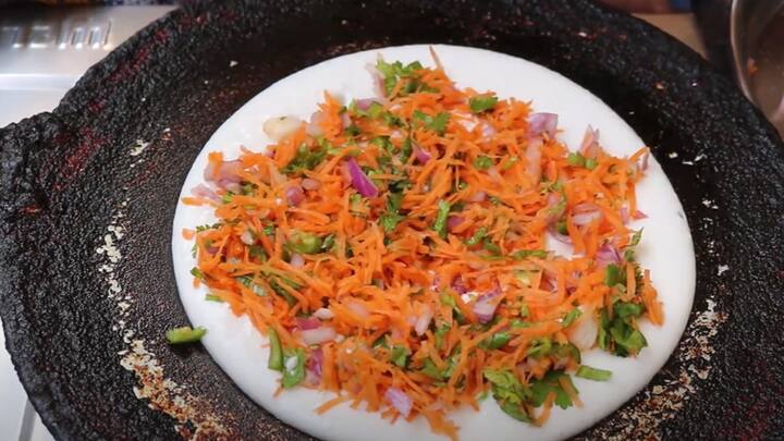 இந்த மாவை மூடி போட்டு அரை மணி நேரம் ஊற விடவும். இப்போது ரவை நன்றாக ஊறி மாவு சற்று கெட்டி பதத்திற்கு மாறி இருக்கும். உங்களுக்கு வேண்டுமென்றால் மேலும் சிறிது தண்ணீர் சேர்த்து மாவை கரைத்துக் கொள்ளலாம்.