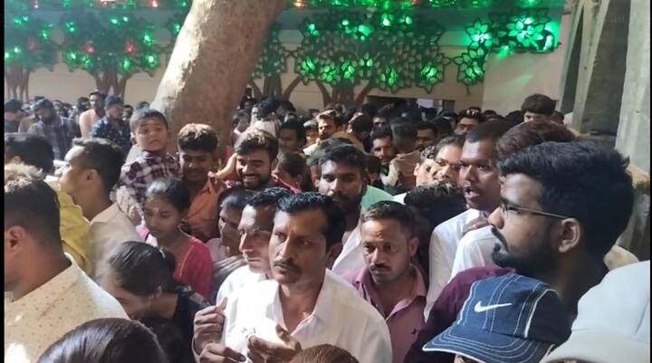 यावेळी स्वामी समर्थ महाराजांच्या गाभाऱ्यात आकर्षक अशी रंगीबेरंगी फुलांनी, फळांनी सजावट केलेली पाहायला मिळाली.