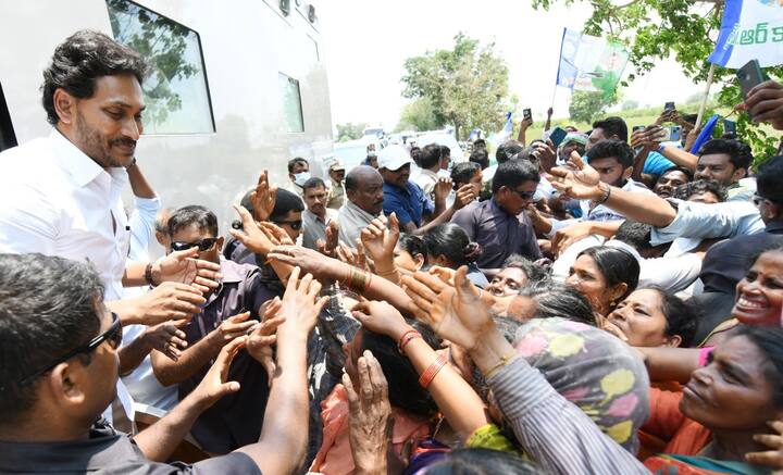 సుమారు సాయంత్రం 5 గంటల సమయంలో జగన్ మోహన్ రెడ్డి బస్సు యాత్ర కొండమోడు జంక్షన్ వద్దకు చేరుకుంది.