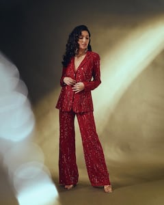 Neha Shetty in Red Suit: రెడ్‌ సూట్‌లో నేహా శెట్టి అందాల విందు - 'రాధిక' లుక్స్‌కి ఫిదా అవుతున్న నెటిజన్లు