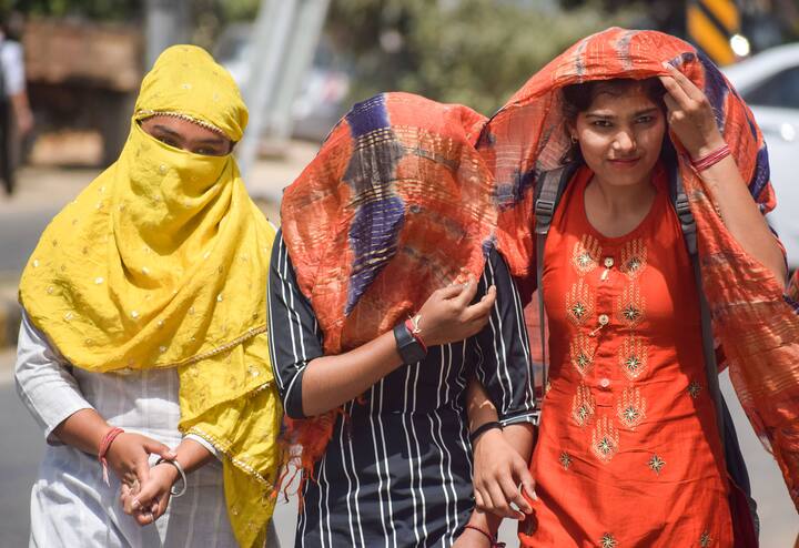 मौसम विभाग ने आज यानी बुधवार (10 अप्रैल) को आंशिक रूप से बादल छाए रहने का अनुमान जताया है. वहीं अधिकतम 38 डिग्री सेल्सियस तक पहुंच सकता है, जबकि इस दौरान न्यूनतम तापमान 22 डिग्री सेल्सियस के तक रहने की संभावना है.