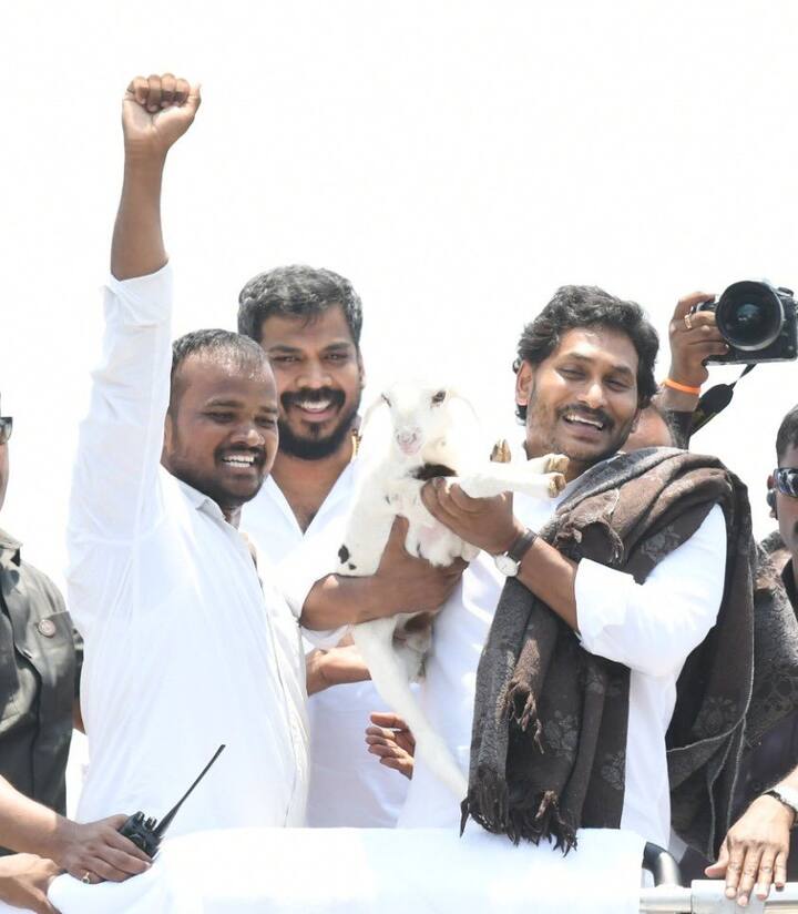 ఉదయం నుంచి తీక్షణమైన ఎండ కాస్తున్నా జన సందోహం ఆగలేదు.