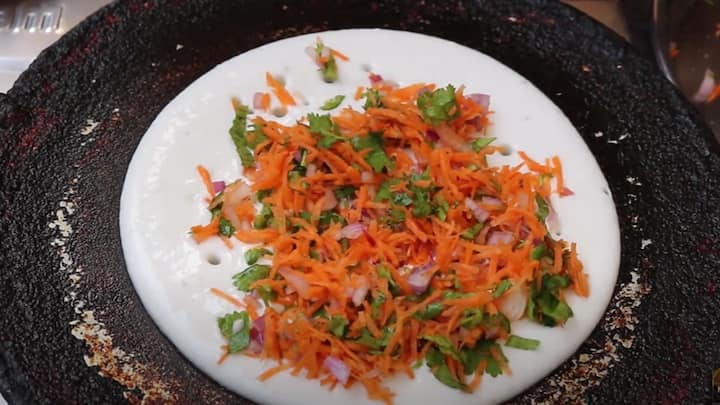 Instant Carrot Dosa  Recipe : தோசை மாவு இல்லையென்றாலும், கேரட்டை பயன்படுத்தி சூப்பரான தோசை செய்யலாம்.