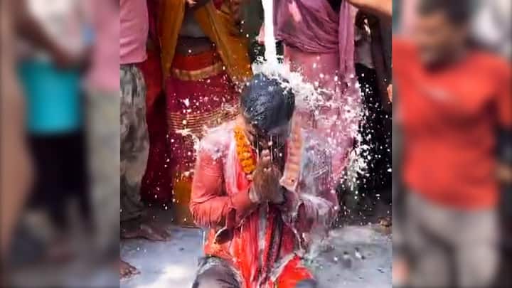 Women bathe Manish Kashyap with milk during election campaign from West Champaran Lok Sabha seat Viral Video: मनीष कश्यप को महिलाओं ने दूध से कराया स्नान, चुनाव लड़ने को लेकर सस्पेंस खत्म!