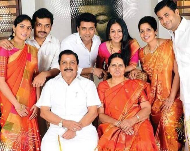 தனது தம்பி நடிகர் கார்த்தி மற்றும் தங்கை பிருந்தாவுடன் நடிகர் சூரியா..
