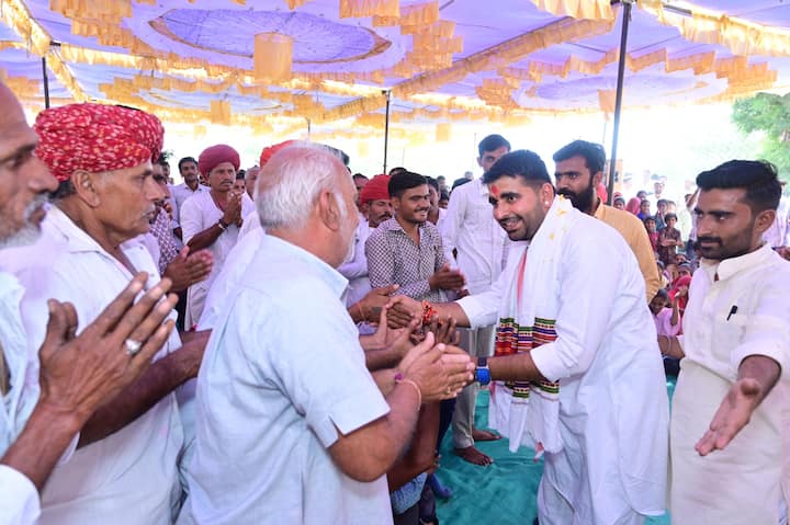 रविंद्र सिंह भाटी के पास दो लाख रुपए नगद और तीन लाख बैंक के खाते में जमा है. जेवरात के नाम पर उनके पास पांच ग्राम सोना है. जिसकी कीमत 33 हजार बताई गई है. उनके पास कोई अचल संपत्ति भी नहीं है.