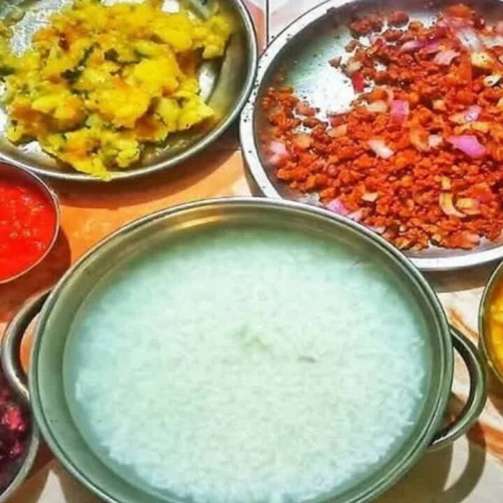 ਗਰਮੀਆਂ ਦੇ ਦਿਨਾਂ ਵਿੱਚ ਤੁਸੀਂ ਬਾਸੀ ਭੋਜਨ ਖਾਣ ਨਾਲ ਜਾਂ ਜ਼ਿਆਦਾ ਦੇਰ ਤੱਕ ਬਾਹਰ ਰੱਖਣ ਨਾਲ ਬਿਮਾਰ ਹੋ ਸਕਦੇ ਹੋ। ਅਜਿਹੀ ਸਥਿਤੀ ਵਿੱਚ, ਆਪਣੇ ਦੁਪਹਿਰ ਦੇ ਖਾਣੇ ਅਤੇ ਰਾਤ ਦੇ ਖਾਣੇ ਨੂੰ ਹਲਕਾ ਅਤੇ ਤਾਜ਼ਾ ਰੱਖੋ। ਤੁਹਾਨੂੰ ਇਸ ਵਿੱਚ ਮੌਸਮੀ ਫਲ ਅਤੇ ਹਰੀਆਂ ਸਬਜ਼ੀਆਂ ਜ਼ਰੂਰ ਸ਼ਾਮਲ ਕਰੋ। ਨਾਲ ਹੀ, ਉੱਚ ਪ੍ਰੋਟੀਨ ਵਾਲੇ ਭੋਜਨ ਖਾਣ ਤੋਂ ਪਰਹੇਜ਼ ਕਰੋ।