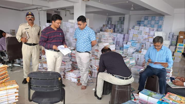 Jabalpur Action against those selling duplicate books at high prices Collector orders investigation ann MP: जबलपुर में महंगे दाम में डुप्लीकेट किताब बेचने वालों पर एक्शन, कलेक्टर ने दिए जांच के आदेश