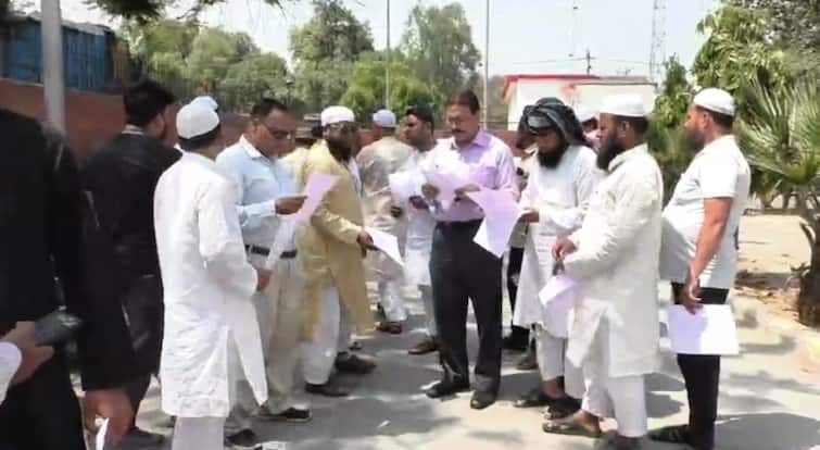 Aligarh News Muslim community asked for permission to offer namaz on the road in Eid ann Aligarh News: ईद के दिन सड़क पर नमाज पढ़ने की मांग, जमीयत उलेमा-ए-हिंद ने सौंपा ज्ञापन