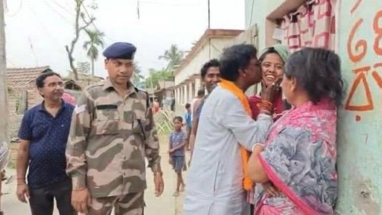 BJP candidate Khagen Murmu Kisses Girl during election campaign in West Bengal Lok Sabha Elections 2024 Khagen Murmu Kisses Girl: प्रचार के लिए निकले थे बीजेपी उम्मीदवार, रास्ते में मिली महिला तो पड़कर कर लिया किस, वीडियो वायरल होने पर मचा बवाल