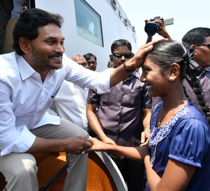 విజయవాడ వెస్ట్‌ కు చెందిన జనసేన నేత పోతిన మహేష్ వైసీపీలో జగన్ సమక్షంలోనే చేరారు.