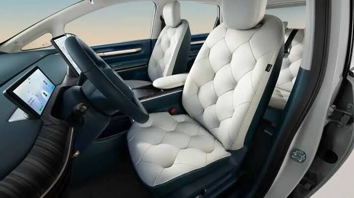 इस इलेक्ट्रिक एमपीवी का डिजाइन बेहद शानदार है. इस कार में फ्लश डोर हैंडल्स के साथ फ्लोटिंग रूफ डिजाइन दिया गया है. इस कार की कॉम्पैक्ट लेंथ के बावजूद इस कार के अंदर काफी स्पेस नजर आता है.