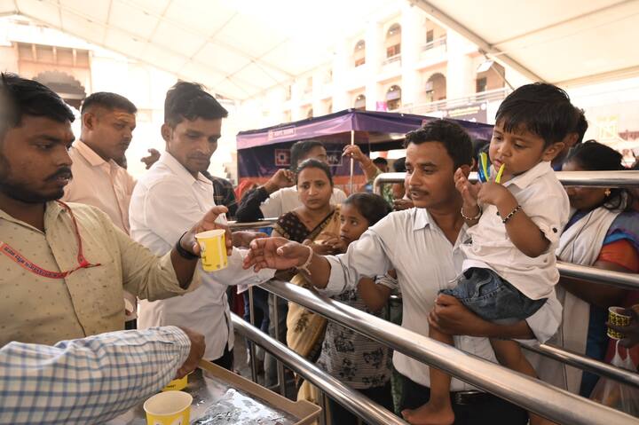 जिससे मरीजों को शुद्ध खाना मिल सके. इसके अलावा यह भी जानकारी सामने आ रही है कि आने वाले समय में अन्य चिकित्सक संस्थानों में भी यहां के प्रसाद रूपी भोजन को वितरण करने की योजना बनाई गई है.