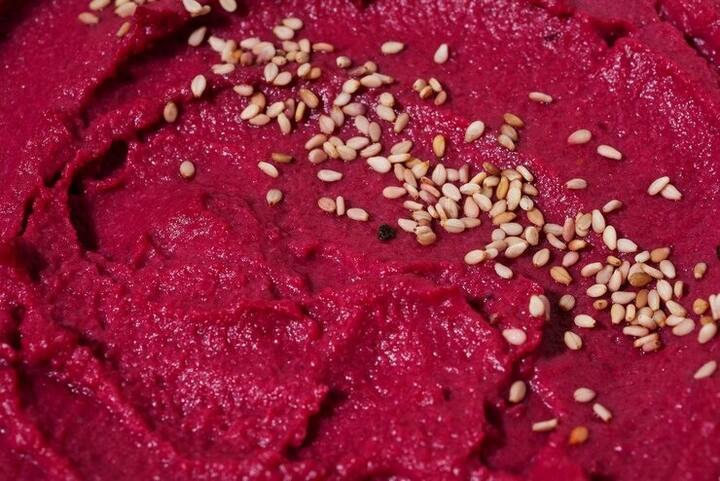 यही नहीं चुकंदर के फेस पैक का इस्तेमाल कर आप डार्क सर्कल्स को भी कम कर सकते हैं. यह झुर्रियों को कम करता है और त्वचा को मॉइस्चराइज करता है. इसकी मदद से आप त्वचा को स्वस्थ और चमकदार बना सकते हैं.