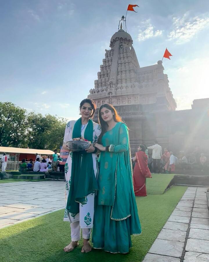 काही काळापूर्वी अभिनेत्रीने घृष्णेश्वर ज्योतिर्लिंग मंदिर आणि त्र्यंबकेश्वर शिव मंदिराचे फोटो इंस्टाग्रामवर शेअर केले होते.