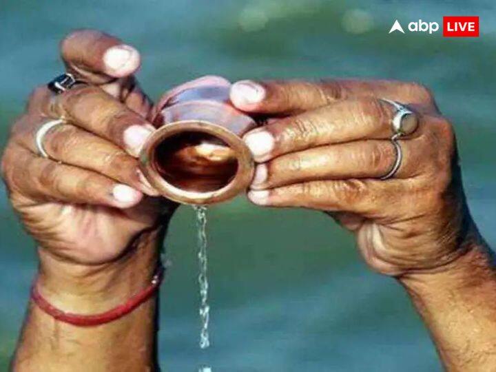 सूर्य देव को जल अर्पित करना बहुत शुभ होता है. इस काम को रोज सुबह सूर्योदय के समय करने से इसका उचित फल प्राप्त होता है. कोशिश करें सूर्य को अर्घ्य सूर्योदय के एक घंटे के अंदर ही दें, तभी इसका फल प्राप्त होता है.