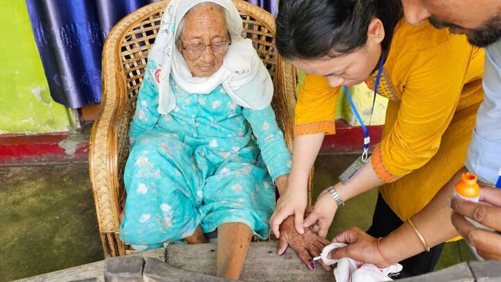 Vote From Home: ১৯ এপ্রিল থেকে শুরু হচ্ছে ১৮তম লোকসভা নির্বাচন। ২০২৪-এ গোটা দেশের ৫৪৩টি আসনে লোকসভা নির্বাচন হবে সাত দফায়। নির্বাচন শেষ হবে ১ জুন।  ৪ জুন ফল ঘোষণা হবে।