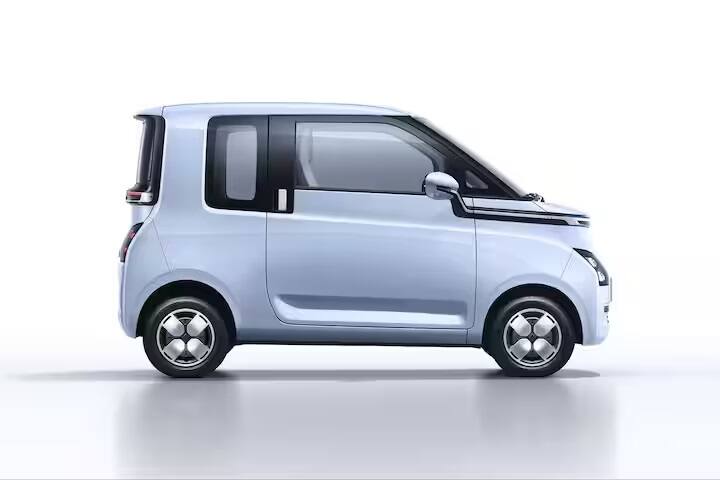 ડૉમેસ્ટિક માર્કેટમાં અફોર્ડેબલ ઈલેક્ટ્રિક કારની યાદીમાં MG કૉમેટ નંબર વન પર છે, જેને લાખ સુધીની કિંમતમાં ઘરે લાવી શકાય છે. કંપની તેને 7.98 લાખથી 9.98 લાખ રૂપિયાની એક્સ-શોરૂમની પ્રારંભિક કિંમતે વેચે છે. તેની ARAI ડ્રાઇવિંગ રેન્જ સિંગલ ચાર્જ પર 230 કિમી સુધીની છે.