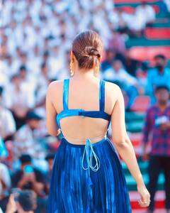 Shraddha Das Photos: బ్లూ డ్రెస్‌లో శ్రద్ధా దాస్‌ స్టన్నింగ్‌ లుక్‌ - స్మైల్‌తో కట్టిపడేస్తున్న డింపుల్‌ బ్యూటీ