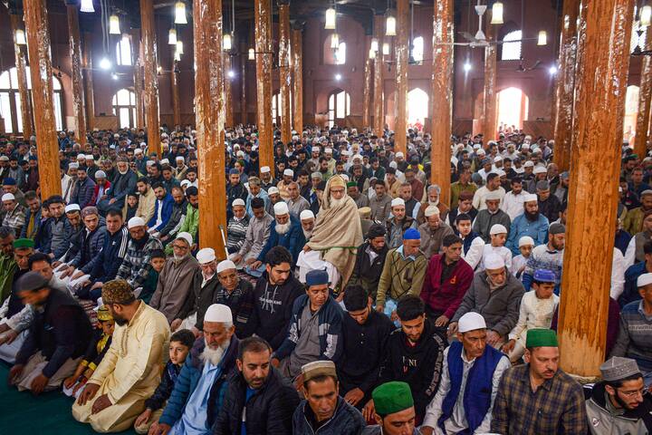 जम्मू में सबसे बड़ी सभा ईदगाह और मक्का मस्जिद में हुई, जहां सैकड़ों नमाजियों ने नमाज-ए-ईद अदा की. ह