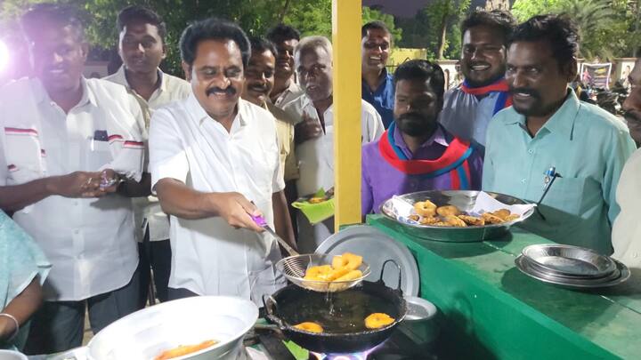 Dmk Kanchipuram assembly member who was engaged in collecting votes went to a roadside vada baking shop and engaged in vote collection by giving away vadas, he said that this was not the vada cooked by Modi, but it was a vote collection campaign 