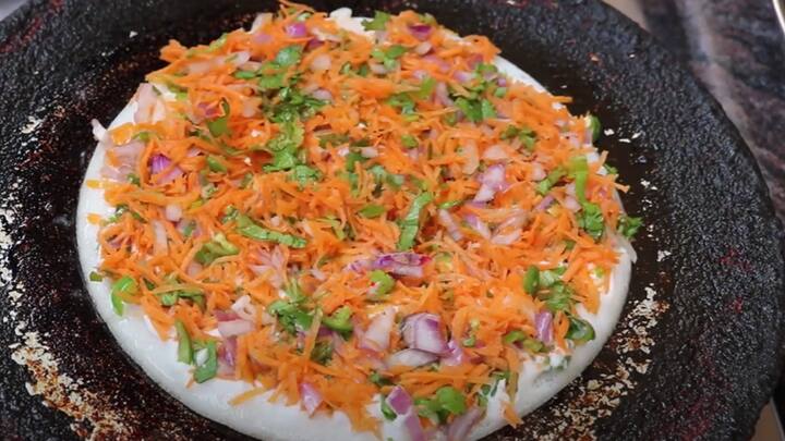 அவ்வளவு தான் சுவையான இன்ஸ்டண்ட் கேரட் தோசை தயார். இதை கார சட்னி அல்லது தேங்காய் சட்னியுடன் வைத்து சாப்பிடலாம். இதன் சுவை  அபாரமாக இருக்கும்.