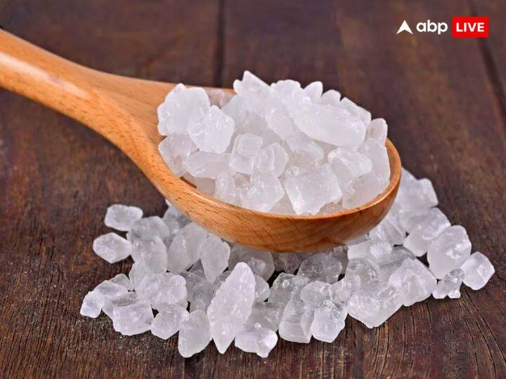 सूर्य को जल देते समय अगर मिश्री डाली जाएं तो जिनसे आपके रिश्ते खराब चल रहे हैं उनसे रिश्ते मधुर होते हैं, रिश्तों में सुधार होता है.