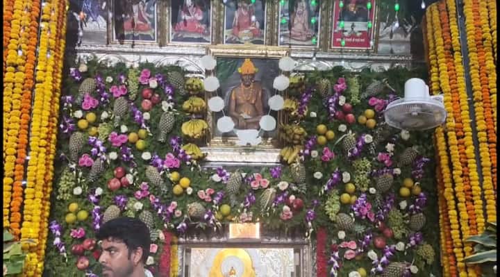 Swami Samartha Prakat Din : स्वामी समर्थ महाराजांच्या प्रकट दिनानिमित्त दर्शनासाठी हजारोंच्या संख्येने भाविक अक्कलकोटमध्ये दाखल झाले आहेत.