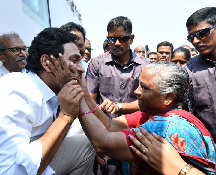 అవ్వా తాతలను సీఎం జగన్ ప్రేమతో ముద్దాడారు.