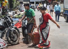 LPG Cylinder Quota: एक महीने भी नहीं चलता है गैस सिलेंडर तो हो जाएं सावधान, सिर्फ इतना है एक साल का कोटा