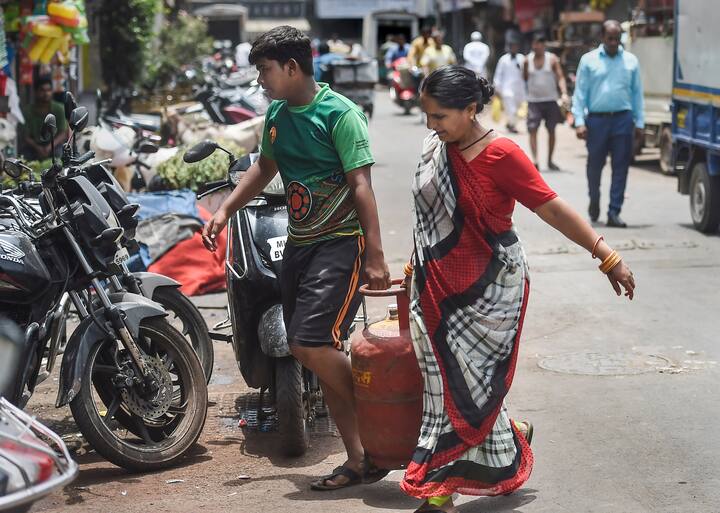 कई लोगों का बड़ा परिवार होता है, ऐसे में गैस की खपत भी ज्यादा होती है. ऐसे लोगों का गैस सिलेंडर एक महीने भी पूरा नहीं चलता है.