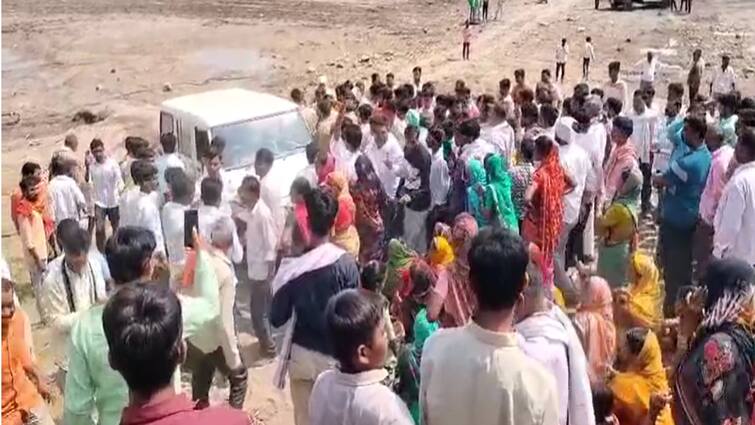 villagers stopped MLA Prakash Solanke car for water In Beed Water supply through 154 tankers in Beed district marathi news Beed Water Crisis : बीडमध्ये पाण्यासाठी गावकरी आक्रमक; वाद मिटवण्यासाठी आमदार आणि पोलीस घटनास्थळी दाखल