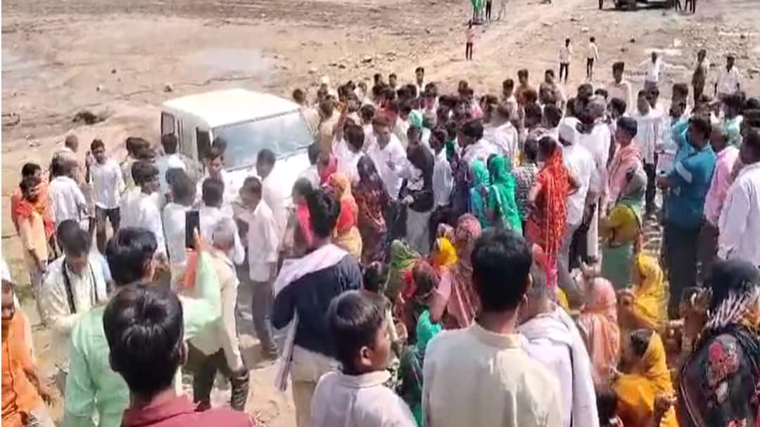 Beed Water Crisis : बीडमध्ये पाण्यासाठी गावकरी आक्रमक; वाद मिटवण्यासाठी आमदार आणि पोलीस घटनास्थळी दाखल villagers stopped MLA Prakash Solanke car for water In Beed Water supply through 154 tankers in Beed district marathi news Beed Water Crisis : बीडमध्ये पाण्यासाठी गावकरी आक्रमक; वाद मिटवण्यासाठी आमदार आणि पोलीस घटनास्थळी दाखल