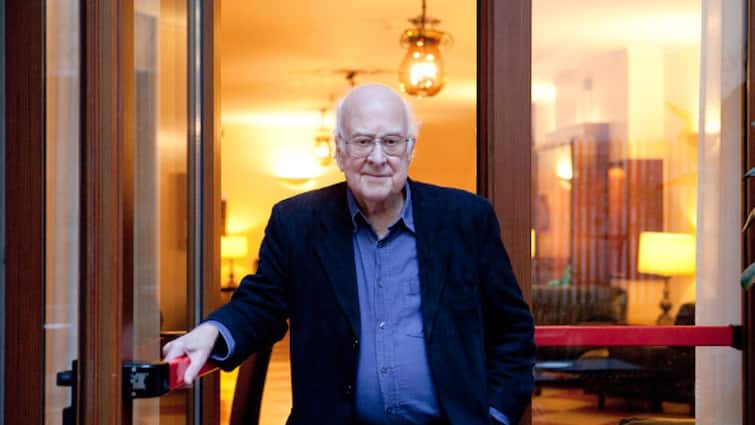British Physicist Peter Higgs Nobel Laureate for Higgs Boson Theory Dies at 94 Peter Higgs, Physicist Who Discovered 'God Particle', Dies At 94