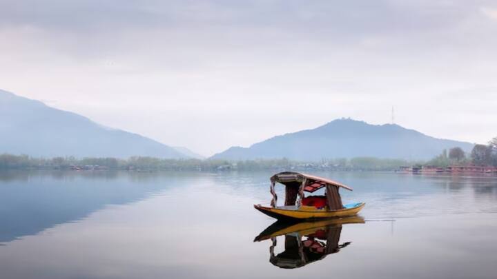 यह एक फ्लाइट पैकेज है, जिसमें आपको इंदौर से श्रीनगर जाने और आने दोनों के लिए फ्लाइट की सुविधा मिलेगी. इस पैकेज में आपको श्रीनगर, गुलमर्ग, पहलगाम और सोनमर्ग की सैर करने का मौका मिलेगा.