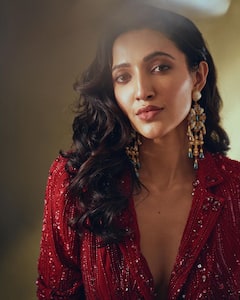 Neha Shetty in Red Suit: రెడ్‌ సూట్‌లో నేహా శెట్టి అందాల విందు - 'రాధిక' లుక్స్‌కి ఫిదా అవుతున్న నెటిజన్లు