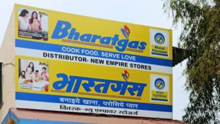 सिलेंडर लेने के लिए आपको एजेंसी से गैस कनेक्शन लेना होता है. जिनमें आपको गैस चूल्हे के साथ सिलेंडर भी दिए जाते हैं.