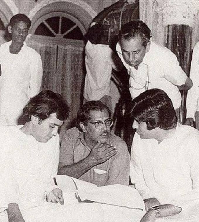 इसके बाद ऋषिकेश मुखर्जी ने अमिताभ बच्चन को दो प्रोजेक्ट ‘बावर्ची’ और ‘नमक हराम’ के लिए साइन किया था. ‘बावर्ची’ में राजेश खन्ना ने लीड रोल प्ले किया था और फिल्म में अमिताभ बच्चन ने अपनी आवाज दी थी. वहीं ‘नमक हराम’ में दोनों ने साथ काम किया था.