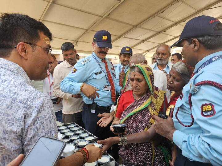 साथ ही मंदिर परिसर में दूर दराज से आने वाले श्रद्धालुओं को भीषण गर्मी और धूप से निजात दिलाने के लिए ग्लूकोज़ पानी का भी वितरण किया जा रहा है.
