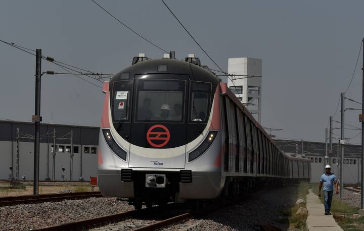 मालूम हो, साल 2023 में व्हॉट्सएप ने दिल्ली मेट्रो के साथ पार्टनरशिप करते हुए मेट्रो टिकट बुकिंग की सहूलियत यात्रियों को उपलब्ध कराई थी. ये सुविधा दिल्ली, नोएडा, गुरुग्राम मेट्रो समेत रैपिड मेट्रो में भी है.