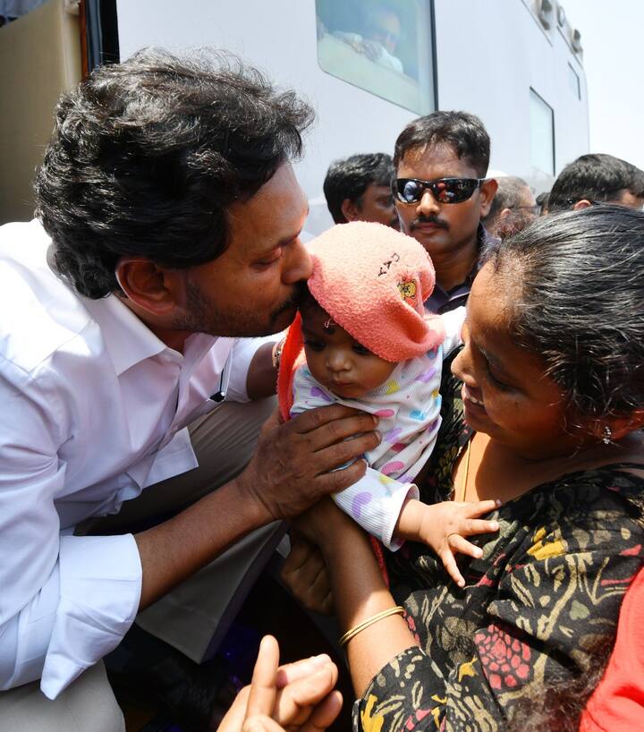అన్నవరప్పాడు వద్ద గుమ్మడికాయలతో కొందరు మహిళలు దిష్టి తీశారు.