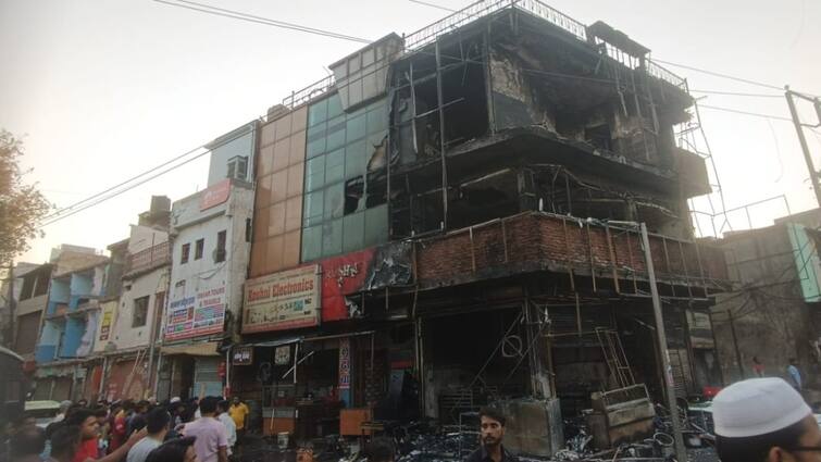 Aligarh short circuit fire broke hotel 6 shops got affected young man burnt death ann Aligarh Fire News: शार्ट सर्किट से होटल में लगी भयंकर आग, 6 दुकाने आई इसके चपेट में, एक युवक की झुलसकर हुई मौत