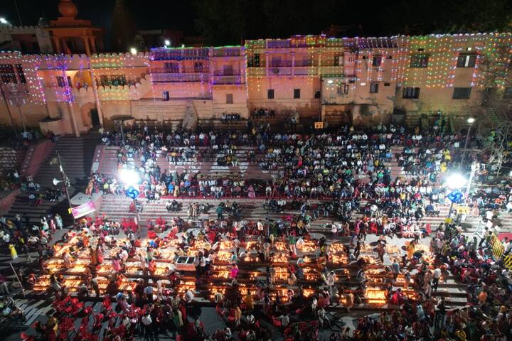 धार्मिक नगरी उज्जैन में एक महीने से ज्यादा वक्त तक चले विक्रम उत्सव का समापन हो गया है. इस मौके पर सिंगर जुबिन नौटियाल ने रामघाट पर अपने गीतों से समां बांध दिया.