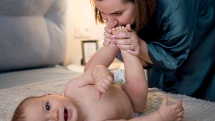 हाथ-पैर की मजबूती: खुद से खाने की कोशिश उनके हाथ-पैर की मजबूती बढ़ाती है.