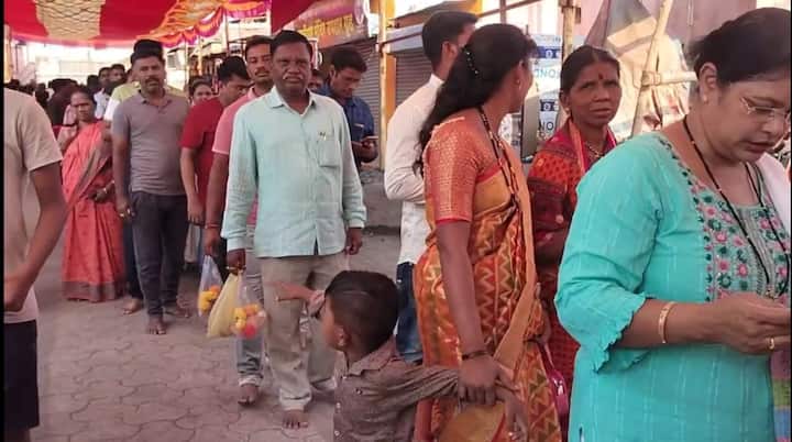 महाराजांच्या प्रकट दिनानिमित्त दर्शनासाठी हजारोंच्या संख्येने भाविक अक्कलकोटमध्ये दाखल झाले आहेत.