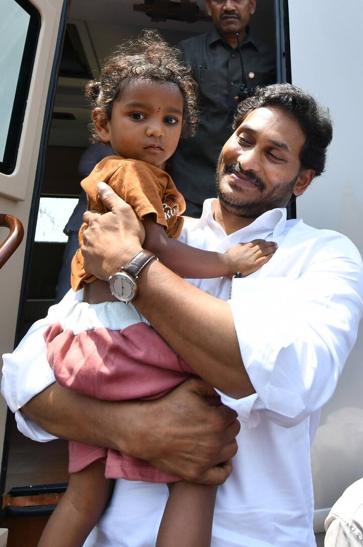తన బస్సు ద్వారం వద్ద మెట్లపై కూర్చొని తనను చూసేందుకు వచ్చిన వారితో సంభాషించారు.