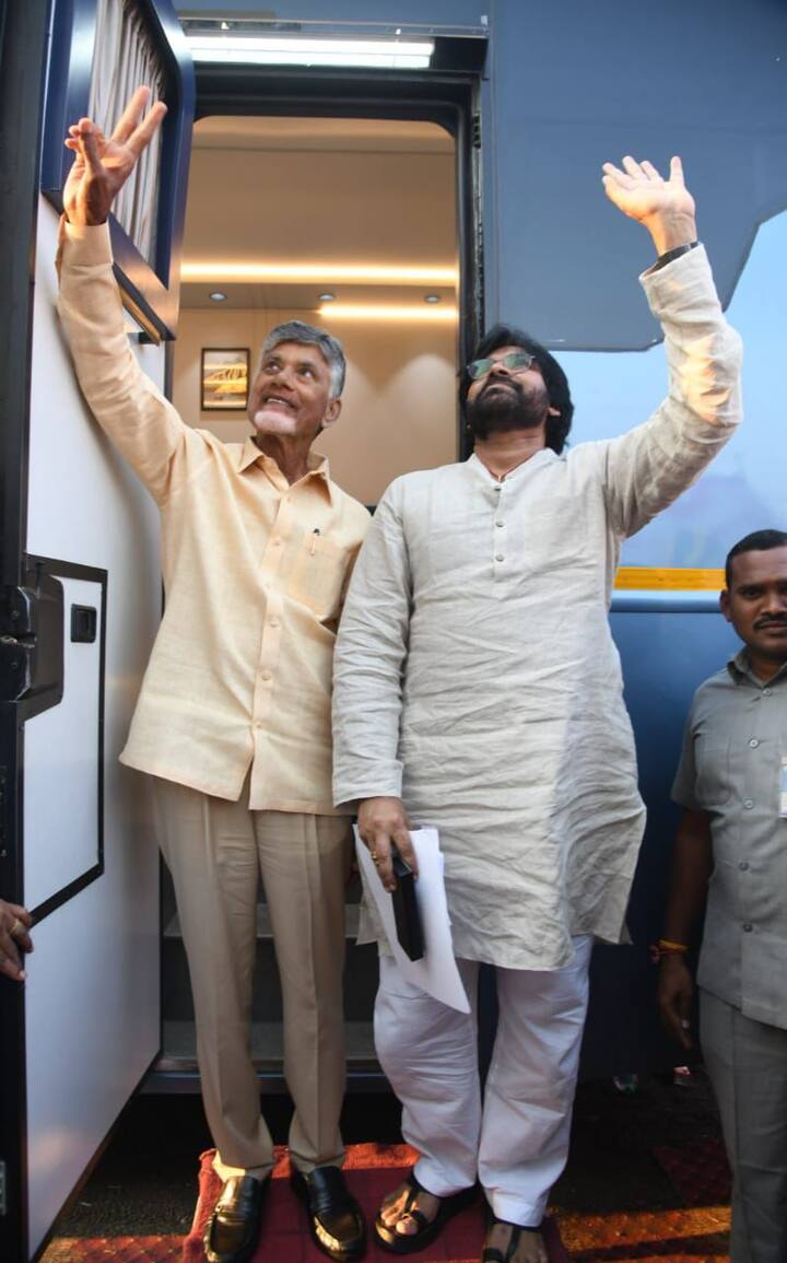 తణుకు ప్రజాగళం సభలో టీడీపీ అధినేత చంద్రబాబు, పవన్ కల్యాణ్ కలిసి పాల్గొన్నారు.