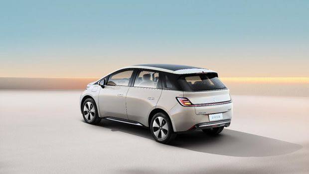 Cloud EV में 50.6 kWh बैटरी पैक लगा है, जिससे ये कार सिंगल चार्जिंग में 460 किलोमीटर से 500 किलोमीटर की दूरी तय कर सकती है. भारतीय बाजार में ये कार किसी और नाम के साथ एंट्री ले सकती है.